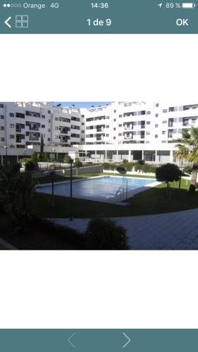 Habitacion privada en piso compartido de dos habitaciones en urbanización con piscina y pista de padel