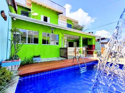 ein Haus mit einem Pool vor einem Haus in der Unterkunft casa com piscina in Ubatuba