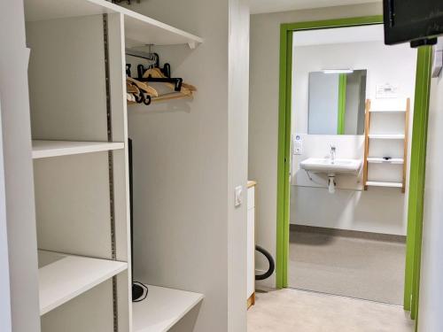 ein Bad mit einem Waschbecken und einem Spiegel in der Unterkunft Gîte Villiers-Charlemagne, 3 pièces, 5 personnes - FR-1-600-104 in Villiers-Charlemagne