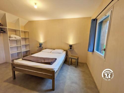 ein kleines Schlafzimmer mit einem Bett und einem Fenster in der Unterkunft Gîte Villiers-Charlemagne, 3 pièces, 4 personnes - FR-1-600-122 in Villiers-Charlemagne
