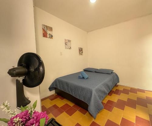 a bedroom with a bed and a fan at Coliving Casa encanto, Apartamento - Habitaciones, Laureles-América in Medellín