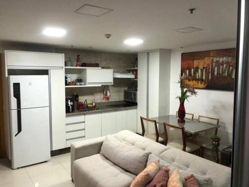 uma sala de estar com um sofá, uma mesa e uma cozinha em Apartamento c/ Suíte DF Plaza - Vista Espetacular em Brasília