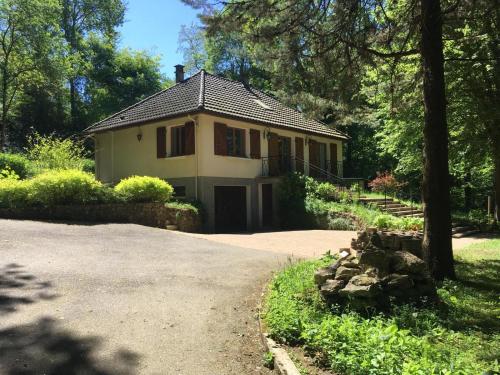 a house with a driveway in front of it at Belle Maison proche Disneyland in Montévrain