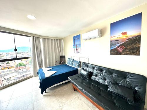 a hotel room with a bed and a couch at Apartamento com 2 quartos até 7 Pessoas- Orla da Praia Grande in Arraial do Cabo