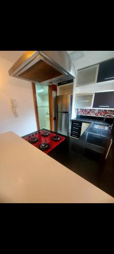 uma cozinha com um fogão e uma bancada em Condominio Dumont em Canoas