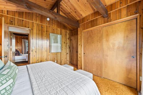 Ένα ή περισσότερα κρεβάτια σε δωμάτιο στο Pet & Kid Friendly Cozy Cabin, BBQ, Firepit, Outdoor Dining, Forest Views