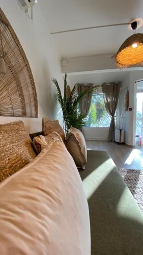 Un dormitorio con una cama grande con almohadas. en T1 luxe à 2 minutes de la plage, en Les Trois-Îlets