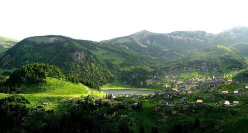 uma aldeia num vale com um lago e montanhas em Stan na Dan em Gornji Vakuf