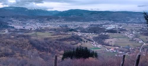 vista para uma cidade num vale com montanhas em Stan na Dan em Gornji Vakuf