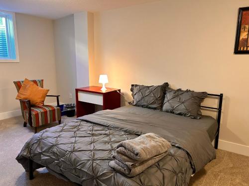 1 dormitorio con 1 cama, 1 mesa y 1 silla en Moral’s Inn- Ottawa, en Ottawa