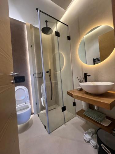 een badkamer met een douche, een toilet en een wastafel bij Luxe appartement à louer pour les familles in Marrakesh
