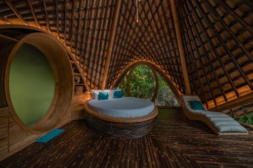 um quarto com uma banheira redonda numa tenda em Suenyo Eco Retreat em Tabanan