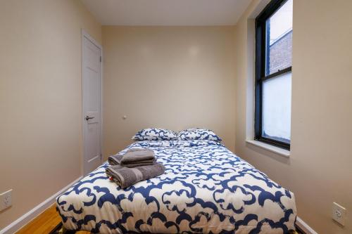 um quarto com uma cama com toalhas em Discover the Comfort of Columbia University Area em Nova York