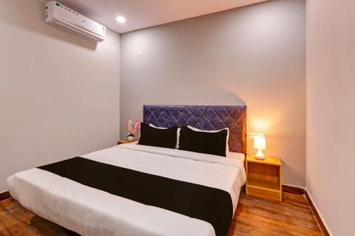 מיטה או מיטות בחדר ב-Super OYO Flagship RBS Classic Stay Boduppal