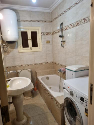 Ένα μπάνιο στο Cairo city apartment in Nasr city