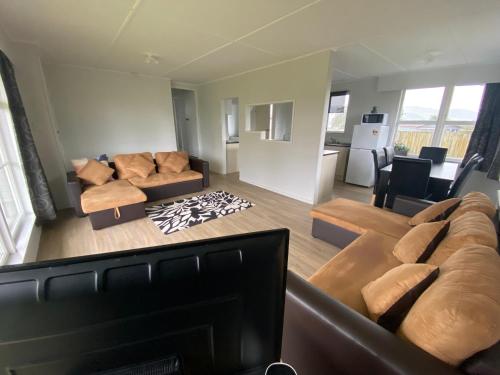 un soggiorno con 2 divani e una TV di Your Home in Rotorua 3 Frank Street a Rotorua