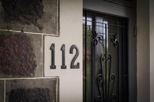 una puerta con el número al costado de un edificio en Barossa Bed & Breakfast en Tanunda