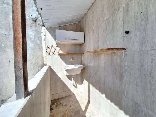 baño con lavabo y aseo en la pared en Mar.4: above-store with balcony near Airport and Stella Maris beach en Salvador