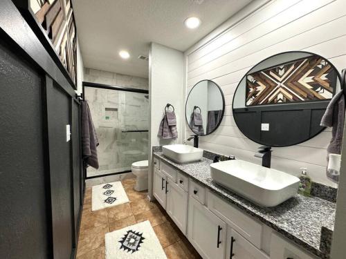 Ένα μπάνιο στο Modern Comfort: Updated Cozy Condo in Indian Point