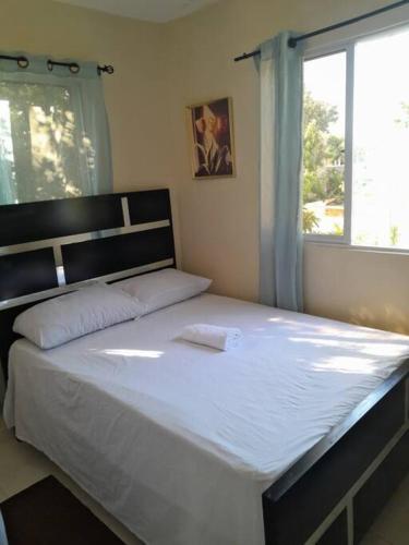 a bedroom with a large white bed with a window at SDQ Apartamento Marbella 1-2 in La Ureña