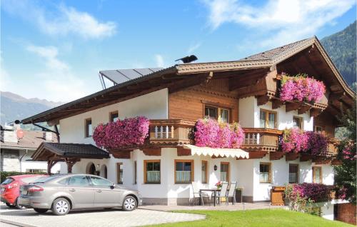 dom z kwiatami na boku w obiekcie Ferienwohnung In Aschau w mieście Aschau
