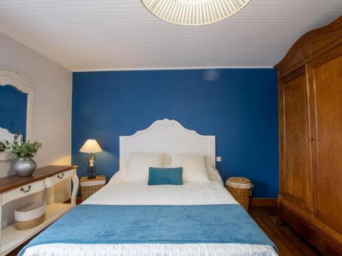 ein blaues Schlafzimmer mit einem Bett mit blauer Wand in der Unterkunft Gîte Bassillac et Auberoche, 3 pièces, 4 personnes - FR-1-616-232 in Bassillac