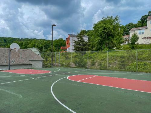 Gallery image of Unique Roundhouse: Hot Tub-Game Room-FirePit&More! in Bushkill