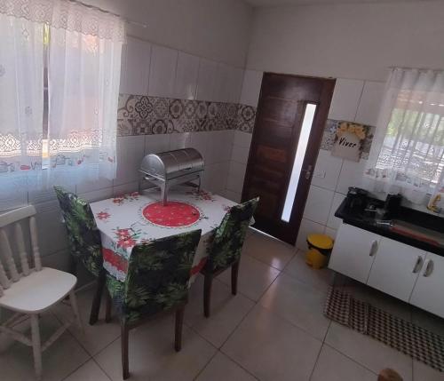 cocina con mesa, sillas y fregadero en RANCHO SAO PEDRO (FARTURA), en Fartura