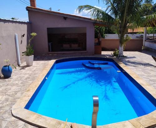 una piscina frente a una casa en RANCHO SAO PEDRO (FARTURA), en Fartura