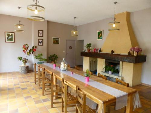 Un restaurante o sitio para comer en Appartement Arfeuilles, 4 pièces, 6 personnes - FR-1-489-243