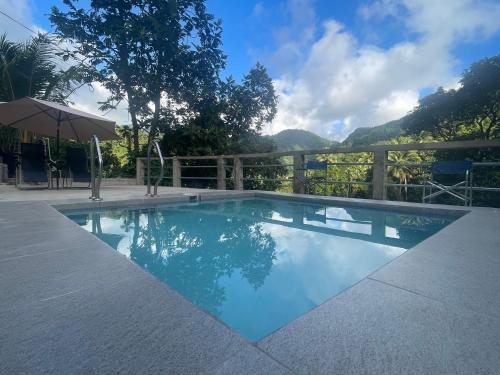 A piscina localizada em Mountain Villa Escape ou nos arredores