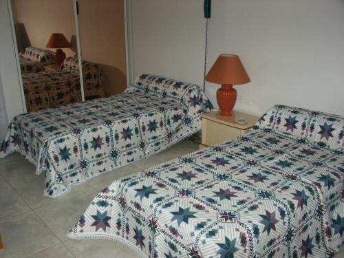 une chambre d'hôtel avec deux lits et une lampe dans l'établissement Superbe T3 climatisé pour 6 pers avec accès plage - FR-1-776-26, à Canet