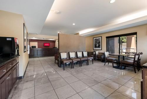 Televisyen dan/atau pusat hiburan di Red Roof Inn Newport News - Yorktown