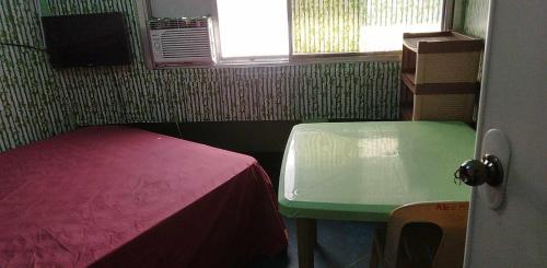 Camera piccola con letto e tavolo di Quickshape/Quickshield Homestay a Naga