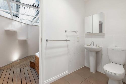 La salle de bains est pourvue de toilettes et d'un lavabo. dans l'établissement Lush 3-Bed House near the Beach, à Rosebud