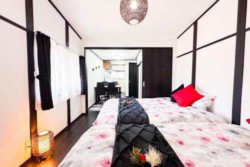 Un dormitorio con una cama grande con flores. en OPEN SALE-Full renovation-stations 4 min-USJ& Namba nearby, en Osaka