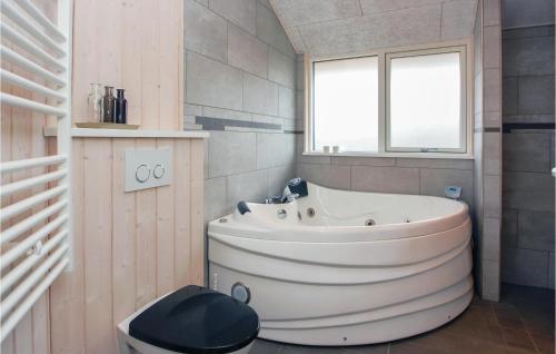 uma grande banheira branca numa casa de banho com uma janela em Nice Home In Haderslev With Wifi em Kelstrup Strand
