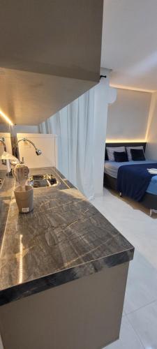 uma casa de banho com um lavatório e uma cama num quarto em Loft 3 Novo 5 min aeroporto Marabá em Marabá