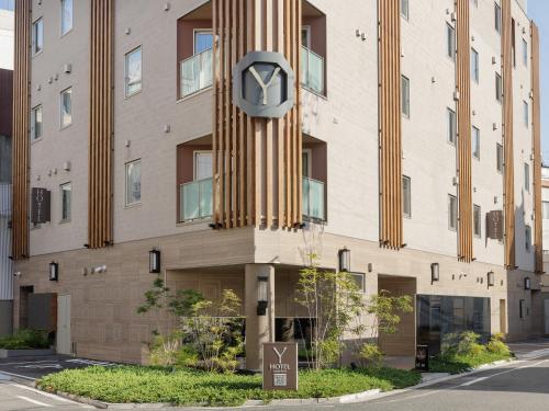 un edificio con un reloj al costado. en Y-HOTEL en Hiroshima