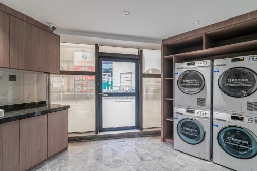 Dapur atau dapur kecil di Insail Hotels (Guangyuanxincun Jingtai Pedestrian Street Guangzhou)