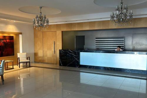 a lobby with a reception desk in a building at Apartamento a pasos de todo. in Punta del Este
