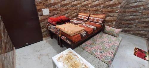 un soggiorno con divano e muro di mattoni di Luxury flat in foreigner areof lajpat nagar with fully equipped kitch a Nuova Delhi