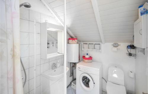 uma casa de banho com uma máquina de lavar roupa e um lavatório em Nice Home In Vggerlse With Wifi em Bøtø By