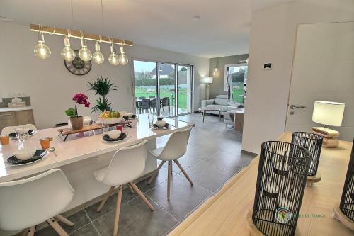 une cuisine et un salon avec une table et des chaises dans l'établissement L'escapade, à Pleubian