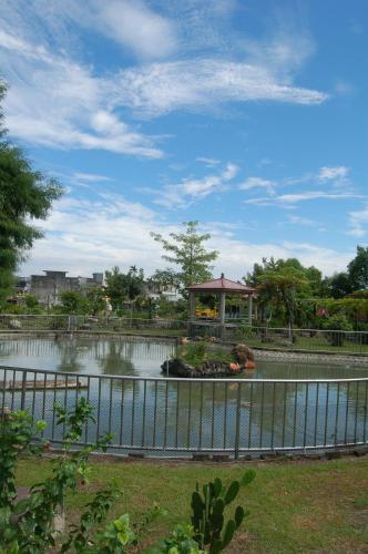 a park with a pond and a gazebo at Jheng Tong House in Dayin