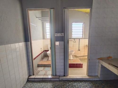 un baño vacío con aseo en una habitación en House no 39 en Kota Belud