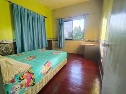 1 dormitorio con 2 camas individuales y ventana en House no 39 en Kota Belud