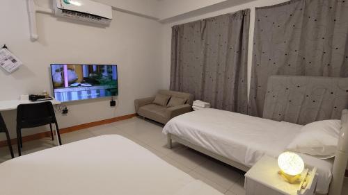 a hotel room with two beds and a flat screen tv at Sow 斯佩洛 in Rende