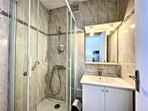 une salle de bain avec douche et lavabo dans l'établissement Appartement lumineux · Ski aux pieds · Centre station · Près des commerces et ESF - FR-1-267-277, à La Toussuire