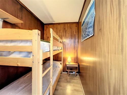 une chambre avec deux lits superposés dans une cabine dans l'établissement Appartement lumineux · Ski aux pieds · Centre station · Près des commerces et ESF - FR-1-267-277, à La Toussuire